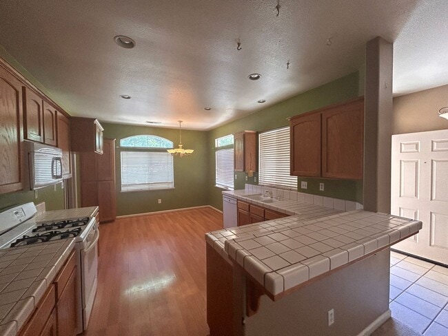 Building Photo - Open and spacious in Lemoore