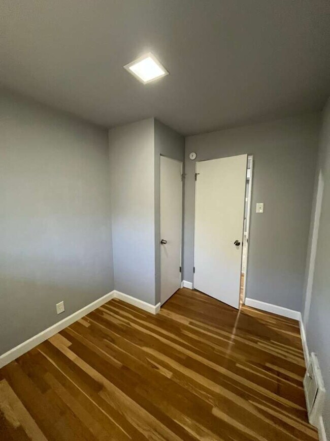 Building Photo - 3/1 on Spring Garden available 10/1/2026 - Beautiful inside + GARAGE