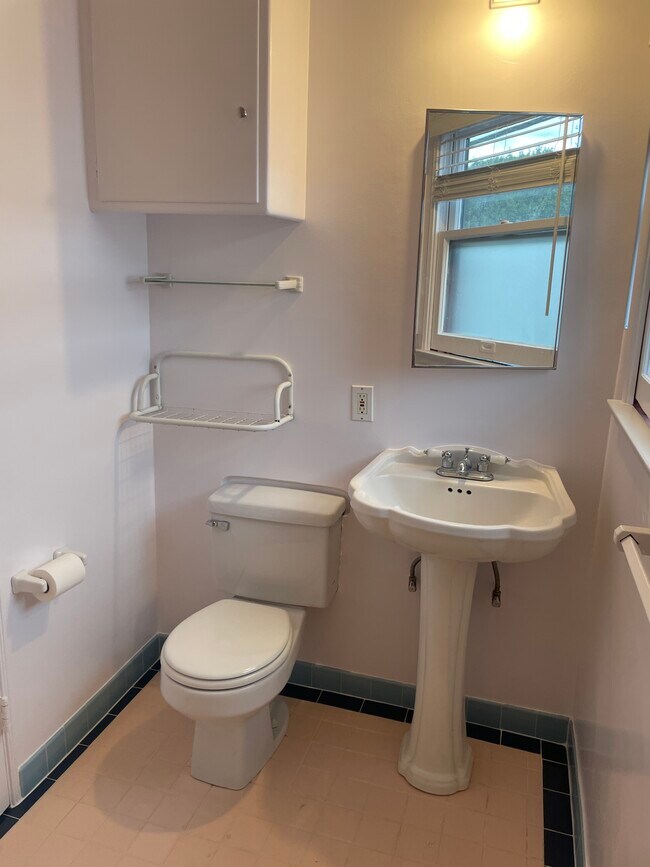 Building Photo - 1605 California Ave