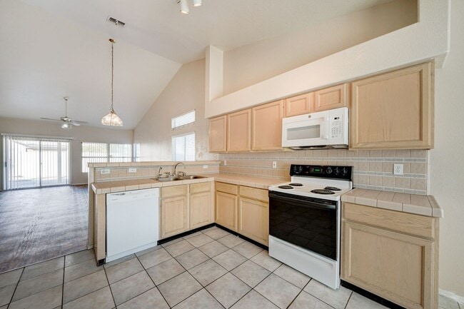 Building Photo - AVAILABLE NOW!!!!!