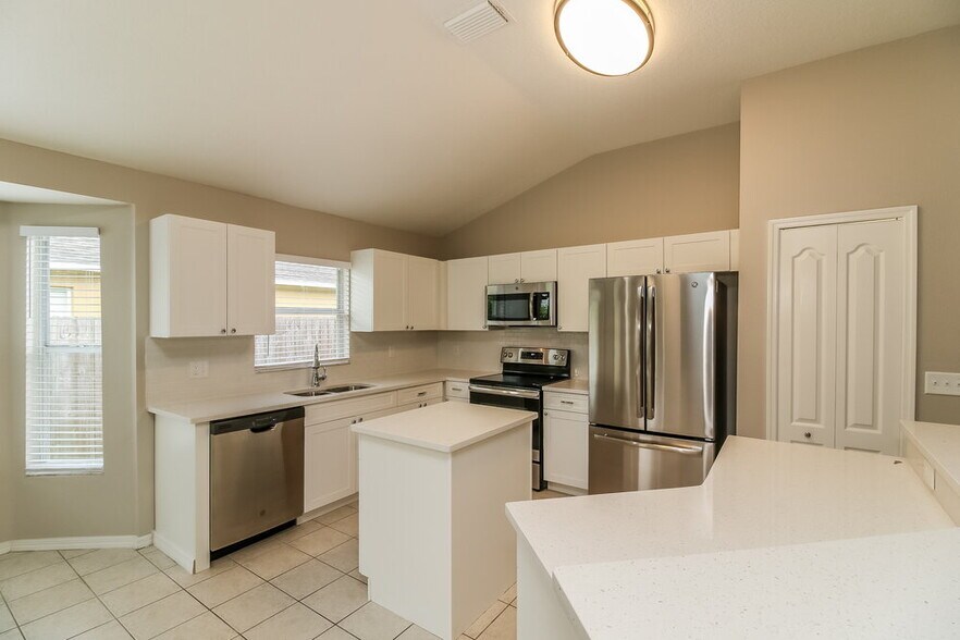 Building Photo - 1465 Lake Shore Ranch Dr