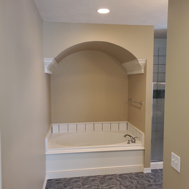 masterbath - 4907 S Buckingham Ln