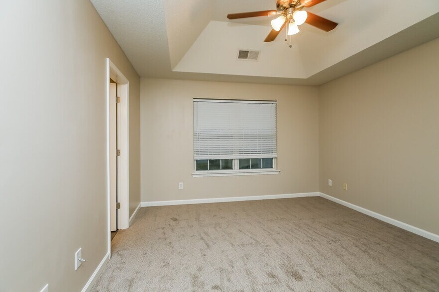 Building Photo - 3010 Brookfield Dr SW