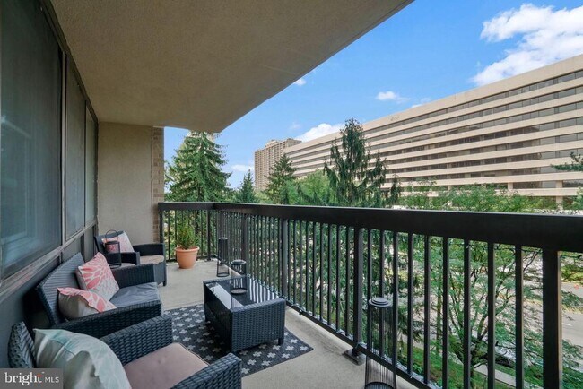 Building Photo - 3709 S George Mason Dr