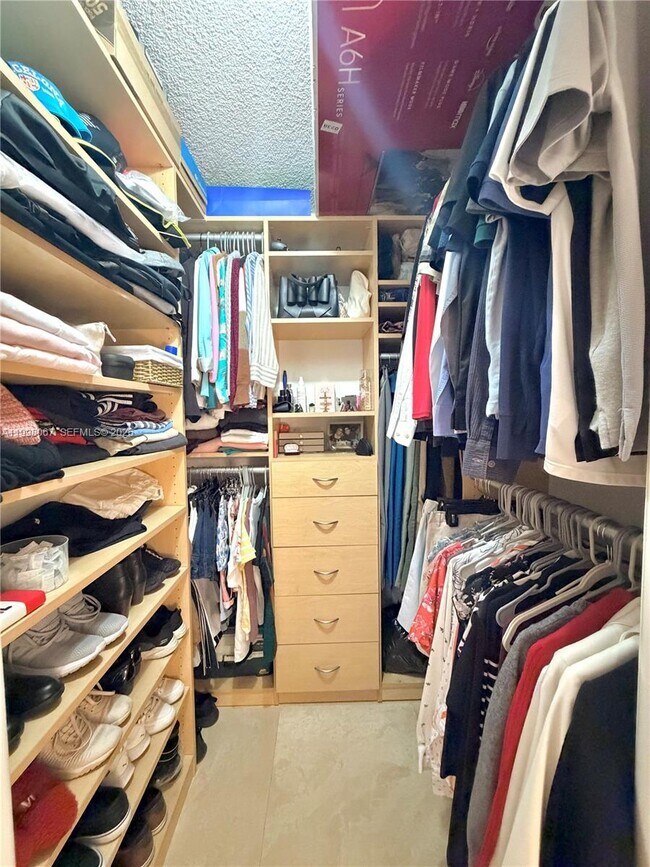 Building Photo - 15405 N Miami Lakeway