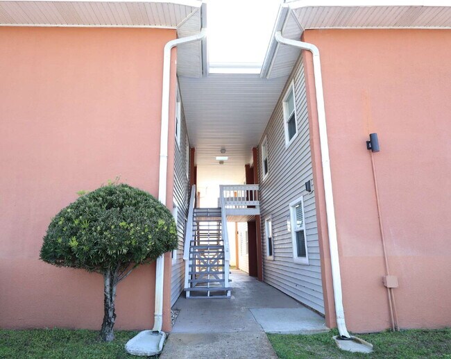 Building Photo - "Coastal Comfort Awaits: Furnished 2-Bed Condo with Pool in Destin!"
