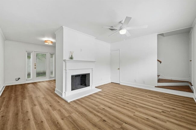 Building Photo - 2401 Winsted Ln