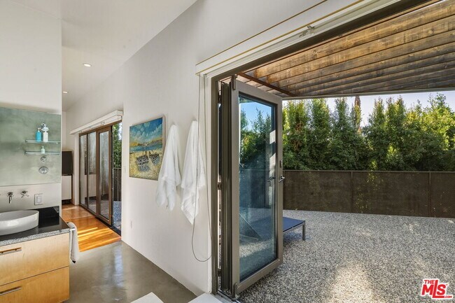 Building Photo - 1849 Fox Hills Dr