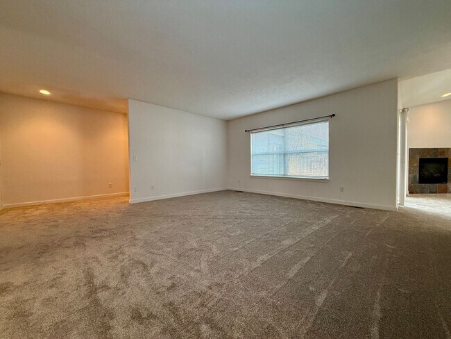 Building Photo - SCHEDULE A TOUR TO VIEW THIS VERY SPACIOUS HOME IN REDMOND!!