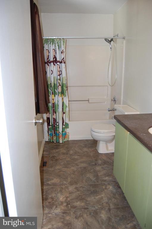 Building Photo - 131 Red Haven Dr