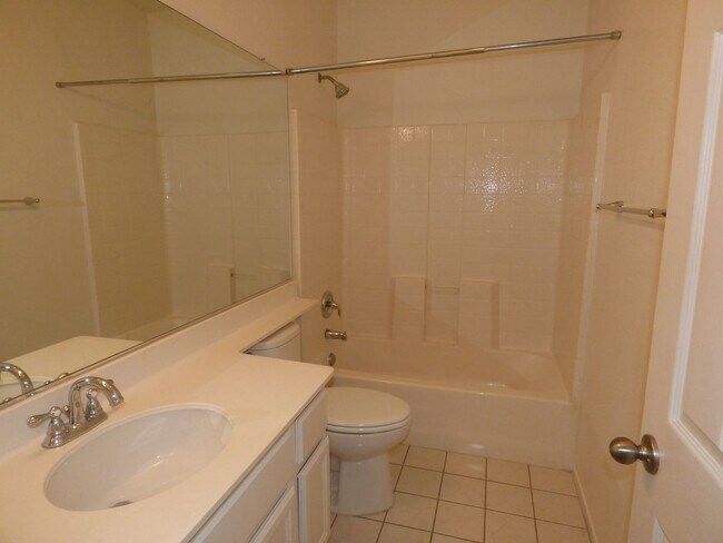 Building Photo - Spacious Townhouse located in Poinsettia Heights