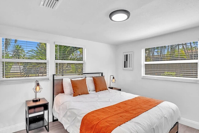 Building Photo - 1568 NE 35th St