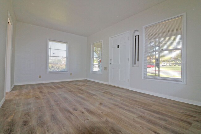 Building Photo - 2/1 house in Bay Park! Vinyl flooring, upd...