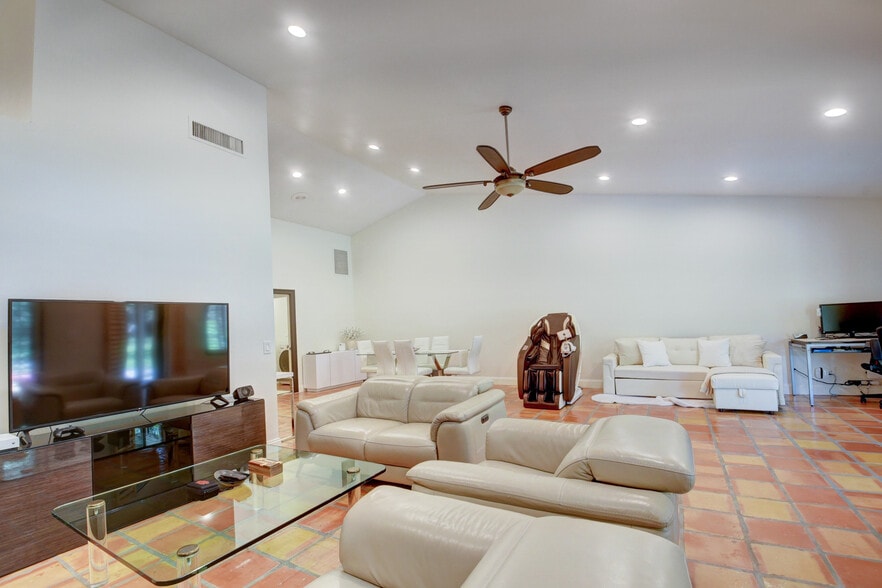 Building Photo - 4666 Fountains Dr S