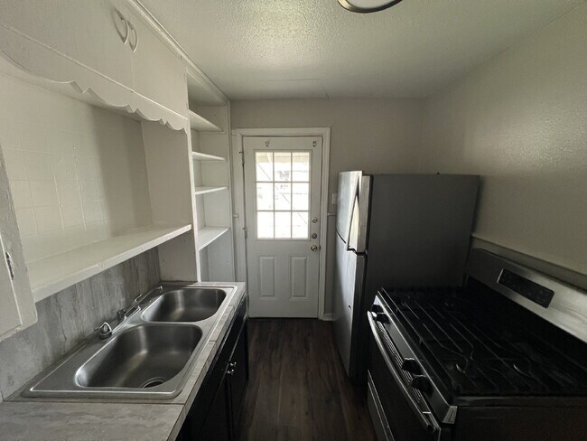 Building Photo - One bed/One bath close to Woodlawn Lake