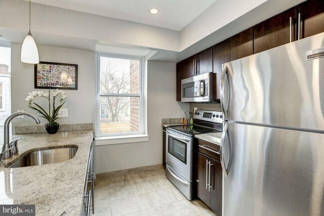 Building Photo - 420 16th St SE