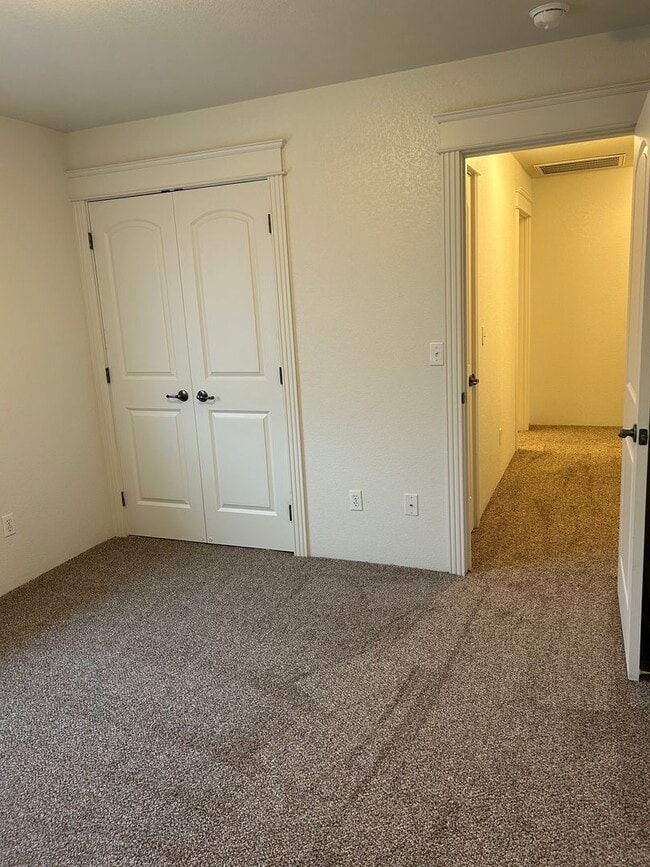 Building Photo - 3 Bedroom 2.5 Bath Duplex