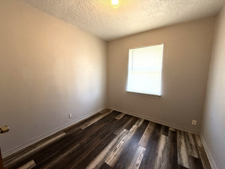 Building Photo - 2256 S Bonn St