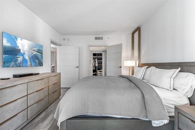 Building Photo - 801 S Miami Ave