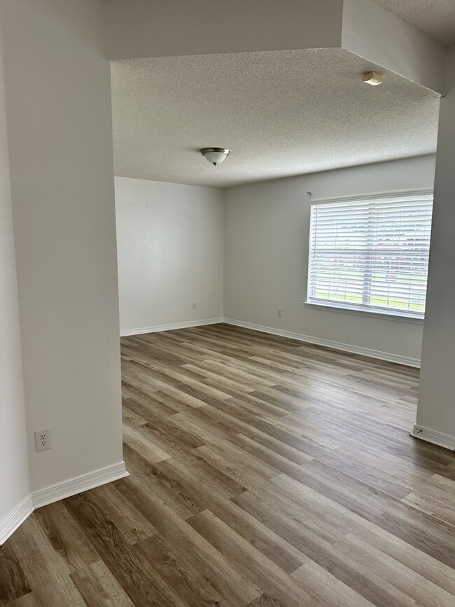 Building Photo - Large 4 bed / 3 bath home minutes from Nav...