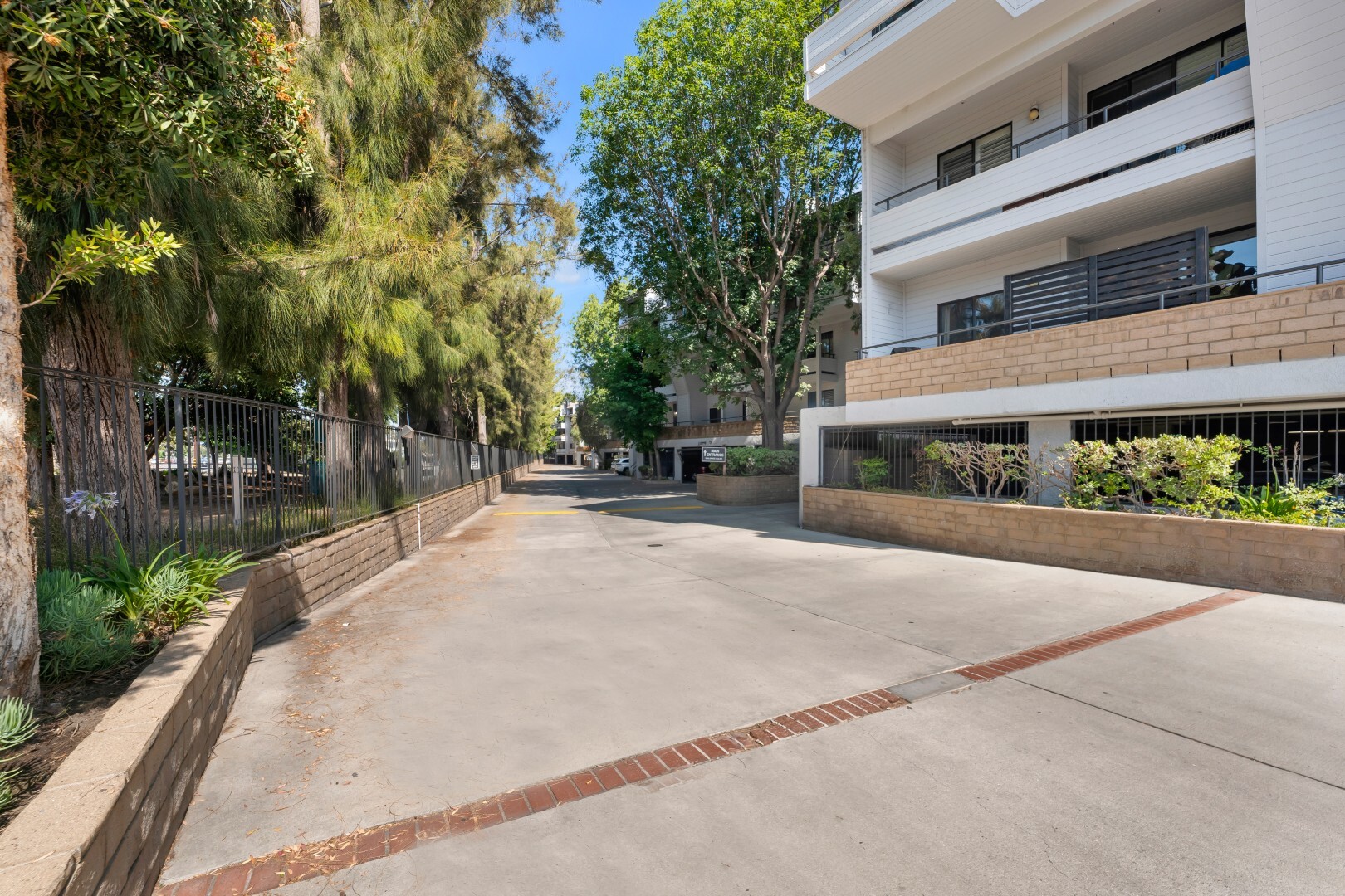 Building Photo - 13331 Moorpark St