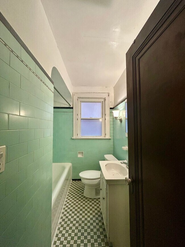 Building Photo - 1311 Oakhill St