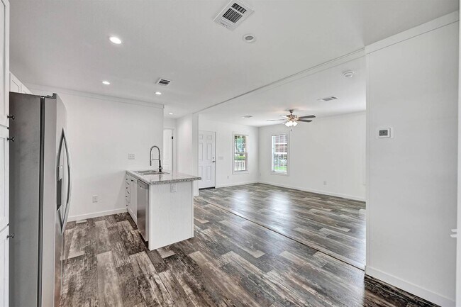 Building Photo - 2563 Skyview St