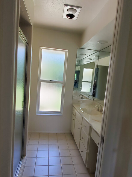2nd Bath - 6960 Country Lakes Cir