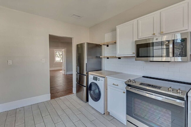 Building Photo - Charming Downtown Savannah Rental Property