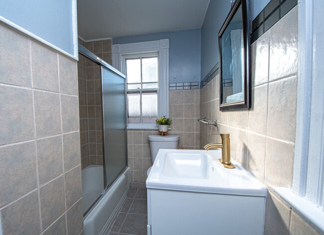 Building Photo - 335 Zion St