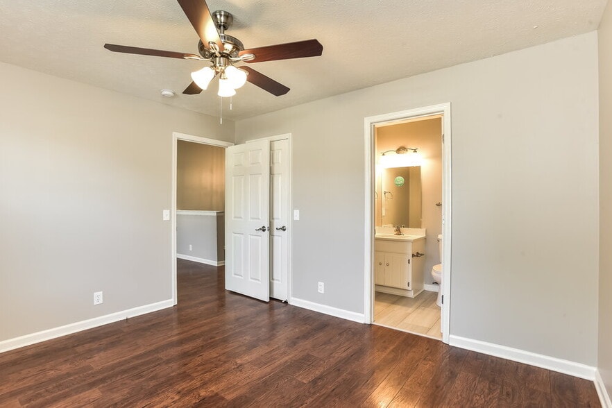 Building Photo - 4936 Deerhaven Dr