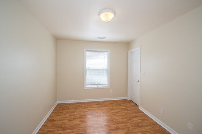 Building Photo - "Charming 3-Bedroom Retreat with 2 Full Ba...