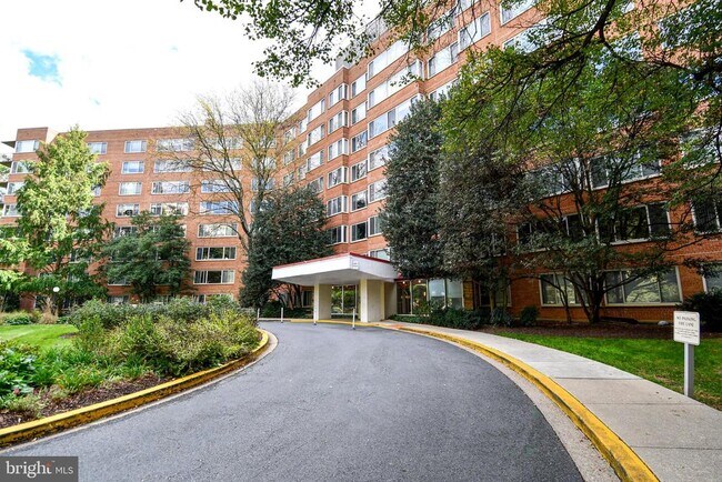 Building Photo - 4000 Tunlaw Rd NW