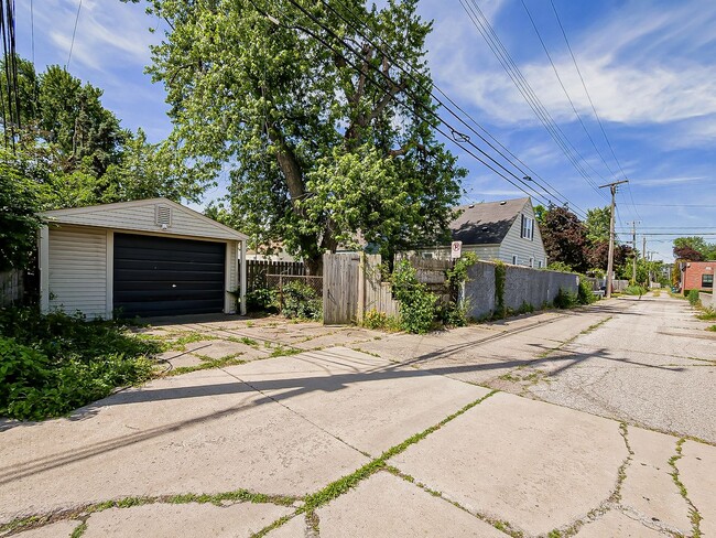 Building Photo - Charming Royal Oak Bungalow Near Downtown!