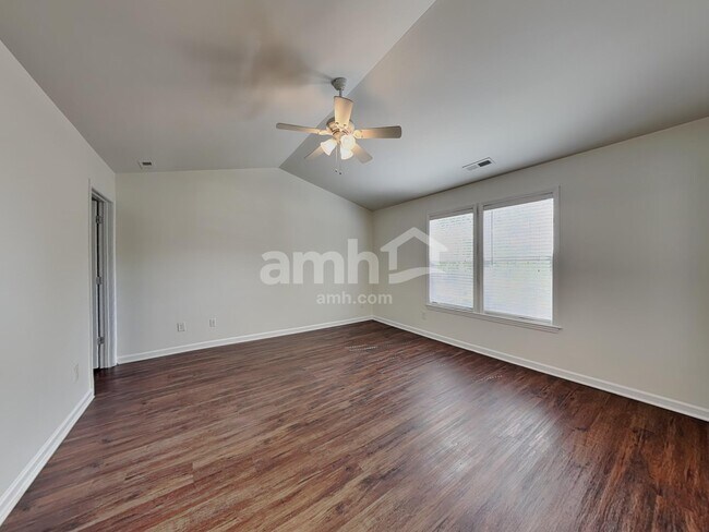 Building Photo - 645 Commander Dr