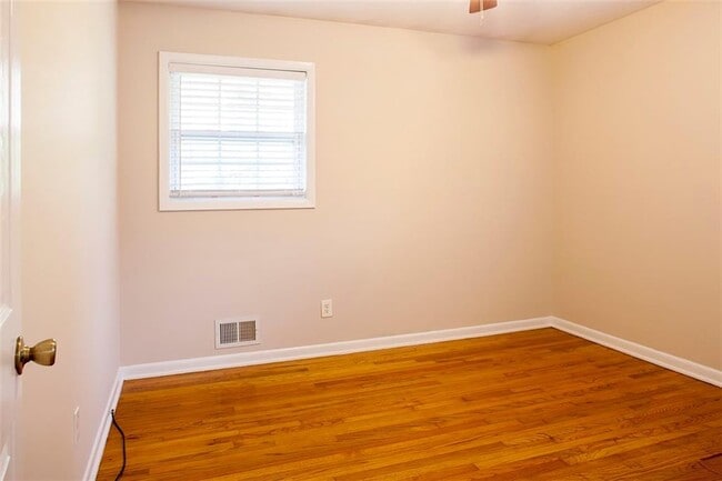 Building Photo - 1620 Flat Shoals Rd SE