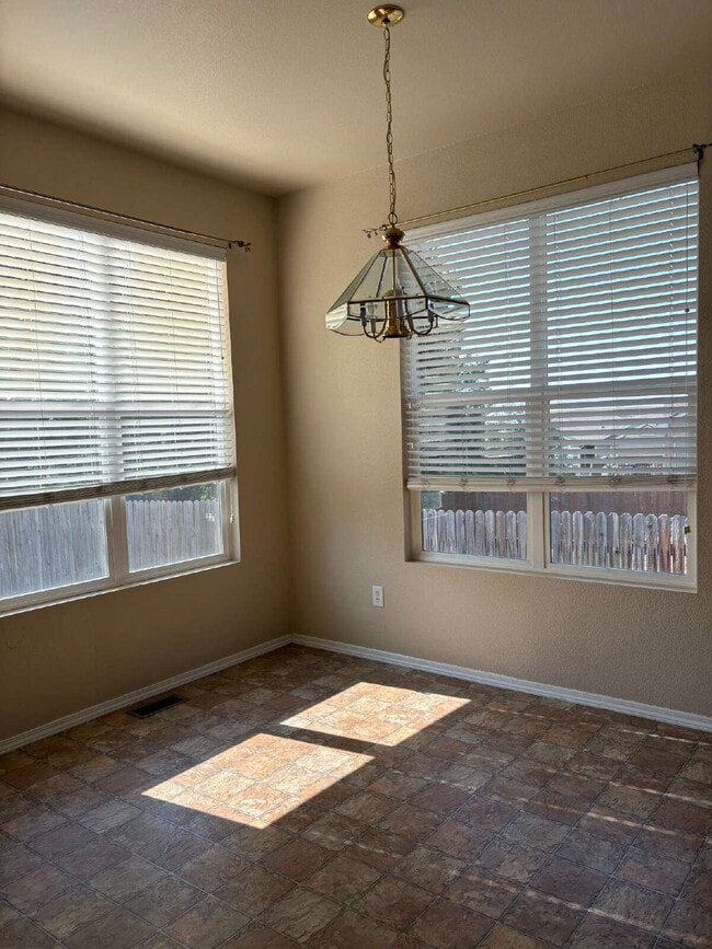 Building Photo - 3 bedroom - Lazy River