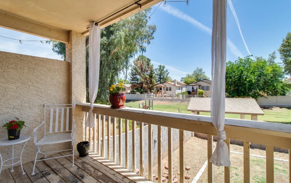 Building Photo - 921 S Val Vista Dr