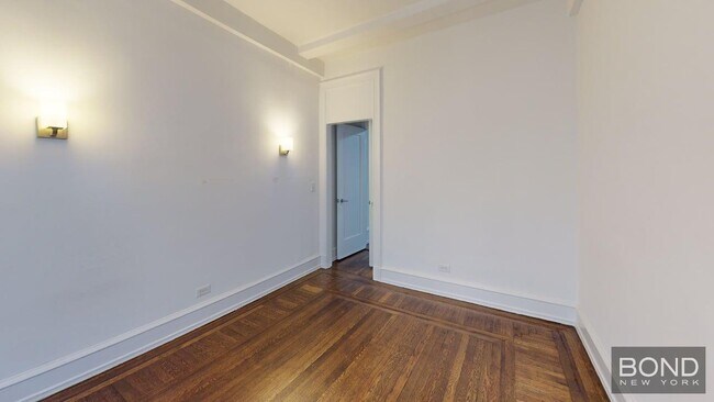 Building Photo - 140 W 55th St