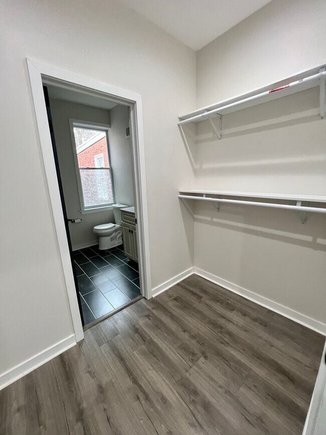Building Photo - Newly Renovated 3-Bedroom Townhouse in Wes...
