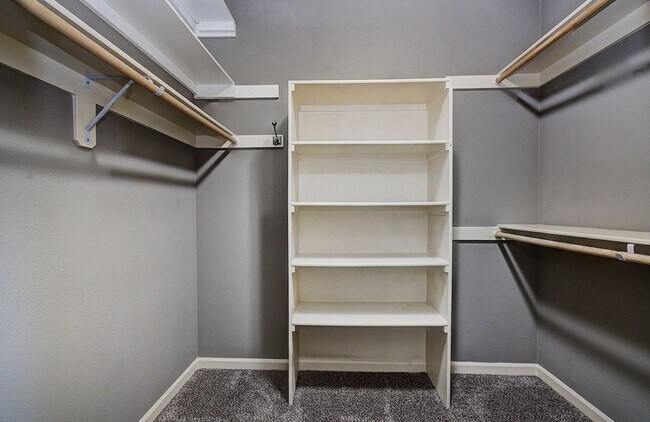 Building Photo - Spacious 4bd 2.5ba Home - Avail. Now!