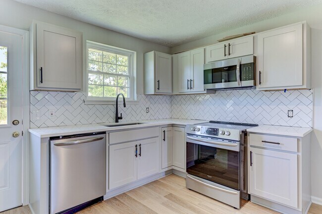 Building Photo - 2326 Brittany Dr