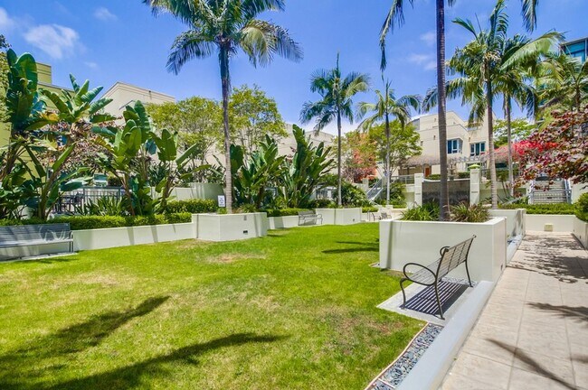Building Photo - Modern 2 bed / 2 bath Condo in Little Ital...