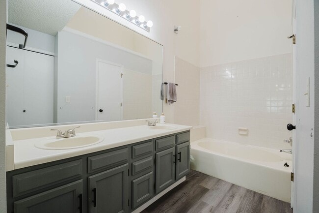 Building Photo - Gorgeous 3 Bed / 4 Bath Townhome in Centen...