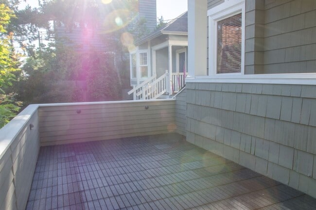 Building Photo - 4Bd/2.75Ba Seattle House