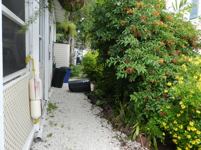 Building Photo - 618 N Silver Cir