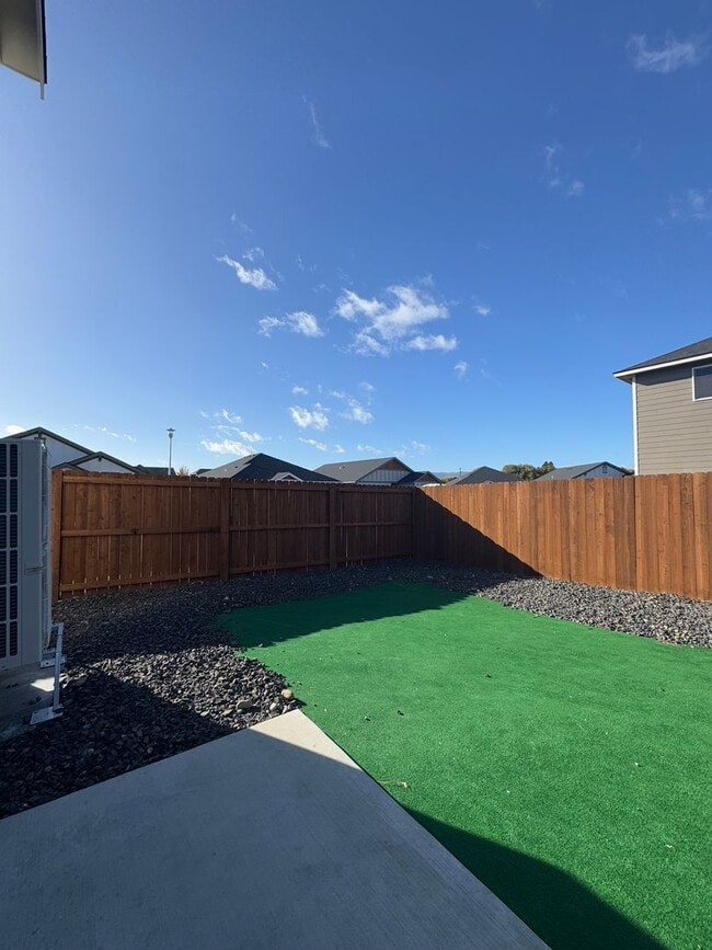 Building Photo - Peaceful Living Just Minutes from Town