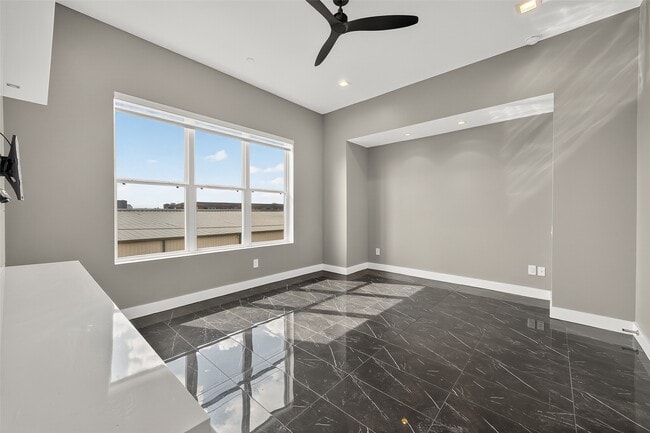 Building Photo - 5919 E Post Oak Ln