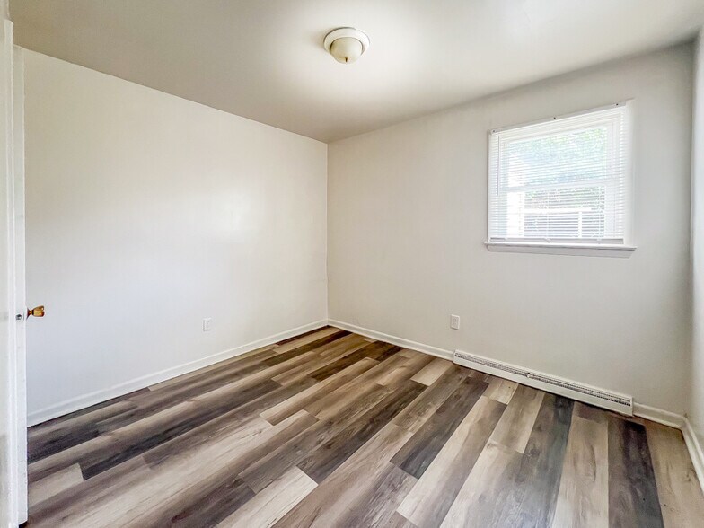 Building Photo - 1107 W Augusta Ave