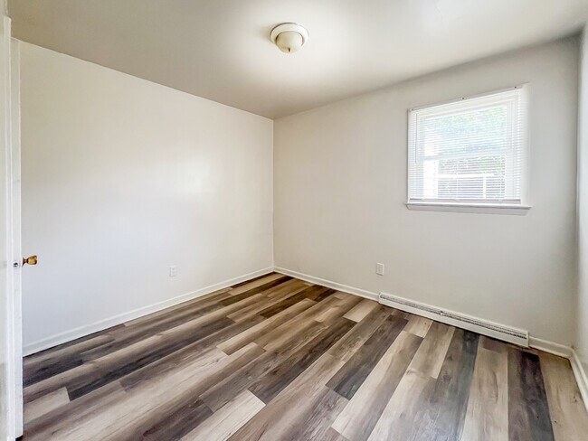 Building Photo - 1107 W Augusta Ave